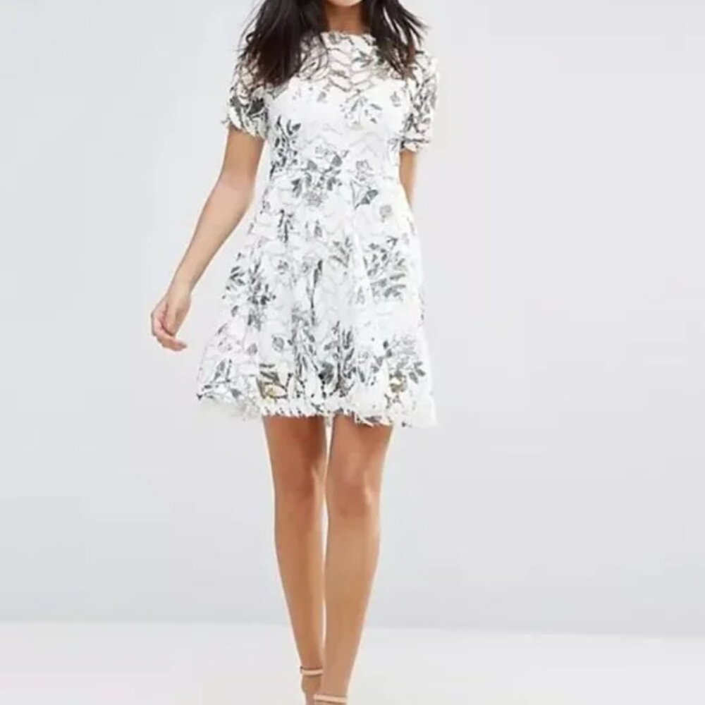 NWT Liquorish Cut Out Floral Lace Garden Print Mini Dress in Women’s Medium